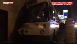 Автобус врезался в стену дома в Москве. Кадр LifeNews