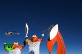 Олимпийский огонь на вершине Эльбруса. Кадр RT