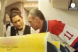 Украинский дебошир Козлов в турецком самолёте. Кадр Euronews