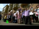 На коленях, с поднятыми руками: студенты провели акцию у посольства США в Москве