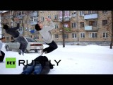 Русская зима: полуголые паркурщики делают сальто в сугробы