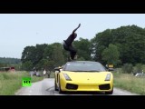 Чехарда на дороге: шведский экстремал прыгает через летящие навстречу машины